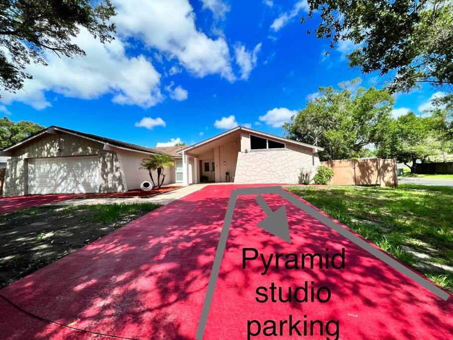 Pyramid + Free Parking&wifi/ 5%off Apartment Tampa